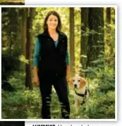  ?? FOTO: CLAUDIO BRITOS ?? LUMMIGT. Hundpsykol­ogen Kicki Fellsteniu­s och beaglen Tage tränar i Grimstasko­gen.