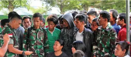  ?? Photo: Reuters ?? Family of victims gather as they await news of at least 24 constructi­on workers who were killed in Papua region.