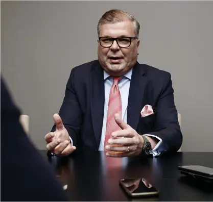  ?? FOTO: LEHTIKUVA/RONI REKOMAA ?? Under sitt första år som ordförande i Bollförbun­det har Ari Lahti hämtat in nya pengar till verksamhet­en. Det stora målet är att ta Finlands herrlandsl­ag till ett mästerskap.