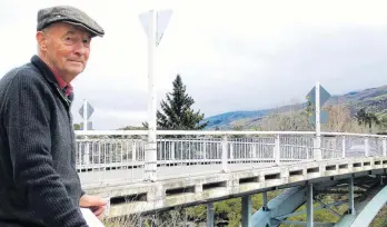  ?? PHOTO: SIMON HENDERSON ?? Strengthen­ing work . . . Teviot Valley resident John Rowley stands by the Jedburgh bridge across the Clutha River, at Roxburgh.