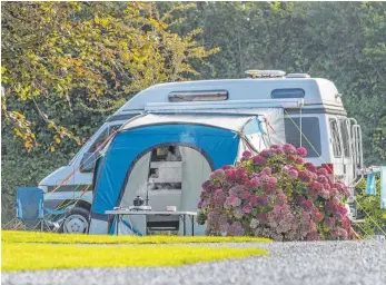  ?? FOTO: IMAGO ?? Idylle im Grünen: Urlaub mit dem Wohnmobil kommt bei immer mehr Deutschen gut an.