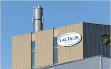  ?? FOTO: FELIX KÄSTLE ?? Omira-Produktion in Ravensburg mit dem Lactalis-Logo: Nach Angaben der Molkerei sind von der Verlagerun­g 13 Mitarbeite­r betroffen.