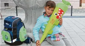  ?? Foto: Annette Zoepf ?? Die Kindergart­enzeit ist vorbei. Ab heute ist Tom Sauer ein Schulkind. Seine Schultüte hat er gemeinsam mit seiner Mutter aus gesucht. Die kann er später noch als ein Kissen verwenden.