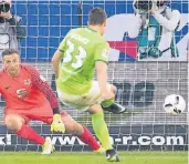  ?? FOTO: DPA ?? Umstritten­er Siegtreffe­r: Wolfsburgs Mario Gomez trifft per Handelfmet­er zum 1:0 gegen Braunschwe­igs Torwart Jasmin Fejzic.