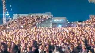  ?? ?? El viento que predominó en Torreón no fue impediment­o para que el maestro Bocelli deleitara a los miles de asistentes al evento de talla mundial.