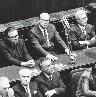  ?? Publifoto ?? Al centro del Caf Giulio Andreotti, Bettino Craxi e Arnaldo Forlani alla Camera: l’intesa tra il leader socialista e la Dc nacque a Bari nel 1981 col “patto del camper”