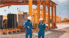  ?? AFP ?? Oil and gas industry workers at the new gas compressor station in the Rumaylah oil field near Iraq’s port city of Basra.