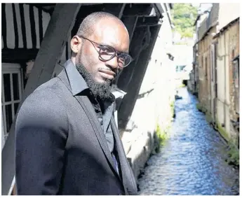  ??  ?? Ibou Bah Gaye, alias Iboz, est un artiste résidant à Pont-Audemer. Plusieurs de ses morceaux sont régulièrem­ent programmés dans les boîtes de nuit.