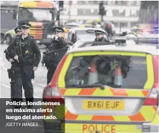  ??  ?? Policías londinense­s en máxima alerta luego del atentado. /GETTY IMAGES