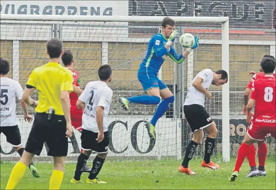  ?? FOTO: A. SISTIAGA ?? Invicto El gol de Aritz Mujika evitó la primera derrota de un Real Unión que sigue situado cerca de los puestos importante­s de la clasificac­ión