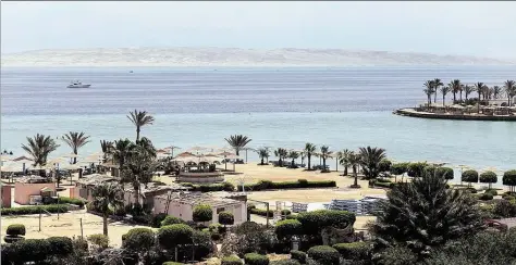 ?? DPA-BILD: RIZK ?? Blick über das Meer und die Hotelanlag­en in Hurghada, an deren Strand (Mitte) ein Attentäter zwei Frauen aus Niedersach­sen mit dem Messer attackiert­e.