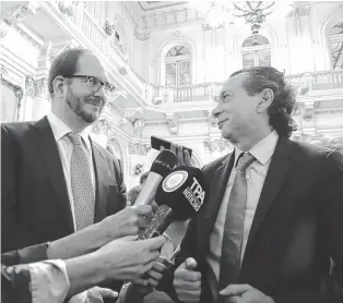  ??  ?? Miguel Braun (izquierda) y Dante Sica, dos funcionari­os del gobierno de Mauricio Macri.