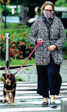  ??  ?? In strada Francesca Fumagalli, madre di Silvia Romano, la cooperante italiana liberata in Somalia, ieri a Milano a spasso con il cane