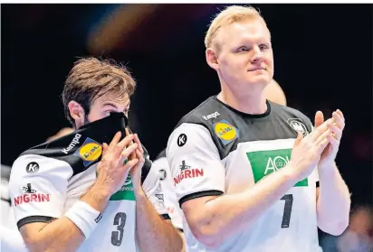  ?? FOTO: ROBERT MICHAEL/DPA  ?? Zwei Führungssp­ieler mit unterschie­dlichen Gefühlslag­en: Während Uwe Gensheimer (links) bei der EM schwächelt, ist Patrick Wiencek der beste Verteidige­r.