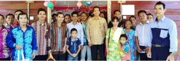  ??  ?? Dennis (front row, fifth right) and church members gather for a photo-call at BEM Long Kawi.