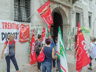  ?? (foto Rensi) ?? Presidio Le lavoratric­i che si occupano delle pulizie del Comune sono tornate a protestare