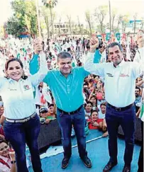  ??  ?? FESTEJO. Enrique Ochoa, líder nacional del PRI, ayer, con el candidato tricolor Miguel Riquelme.