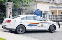  ?? PATRICK DOYLE • REUTERS ?? A police officer guards the front gate to Rideau Hall, and the grounds where Canadian Prime Minister Justin Trudeau lives, after an armed man was apprehende­d on the property early Thursday morning.