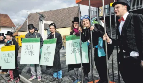  ?? FOTO: HAFI ?? Hilfe, holt mich hier raus. Neulers Bürgermeis­terin Sabine Heidrich wurde von den Neulermer Narren ins Kittchen gesteckt.