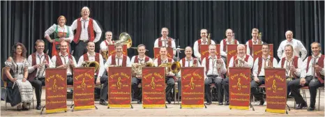  ?? FOTO: ROLF SCHULTES ?? Peter Schad und seine Oberschwäb­ischen Dorfmusika­nten spielen in Bad Wurzach.