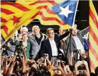  ??  ?? Die Führer der Separatist­en Raul Romeva, Artur Mas und Oriol Junqueras, feiern den Wahlsieg in Katalonien