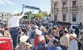  ??  ?? Una caravana integrada por unos mil productore­s recorriero­n 14 municipios de la entidad, en la capital se plantaron frente a Palacio de Gobierno, donde exigieron que se atiendan sus demandas.
