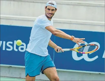  ?? FOTO: TWITTER DE RAFA NADAL ?? Rafa Nadal, en un entrenamie­nto reciente en su academia sobre pista dura