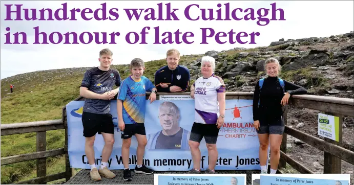  ?? ?? The Jones family in front of a banner of the late Peter: Aaron, Ronan, Leigh, Martina and Naomí. Nicola is pictured right and missing is Nathan, who was on his way home from Thailand.