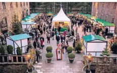  ?? FOTO: SCHLOSS HUGENPOET ?? Im festlich illuminier­ten Schloss Hugenpoet findet jährlich ein großer Nikolausma­rkt statt.