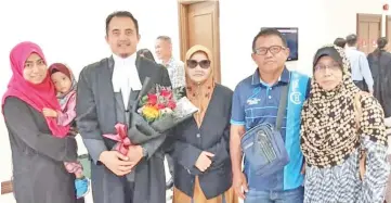  ??  ?? Andi Razalijaya (third left) with his wife Sarina Tassa (left), his daughter Aishah Maryam (second left), his mother Siwaleh Manuke (third right), his brother-in-law Patarai Wahida (second right) and his sister Subaida A Dadi (right) after his admission as a lawyer yesterday.