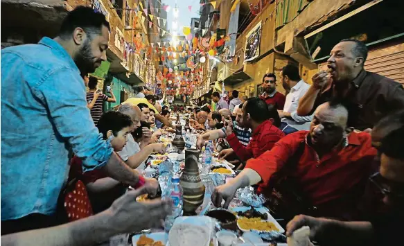  ?? Foto: Reuters ?? Stejně půlku vyhodíme Plná ulice hodujících lidí, plná ulice jídla, které nemohou sníst. K svátku to ale patří. Zatím...