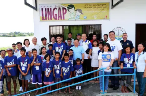  ?? Chris Navarro ?? L I N GA P. Masantol Mayor Danilo Guintu, better half Monique, board members Nelson Calara and Pol Balingit, Masantol Police Chief Inspector Julius Javier, and members of Rotary Club of Timog and North Manila lead Monday’s opening of LINGAP, a 12-day...