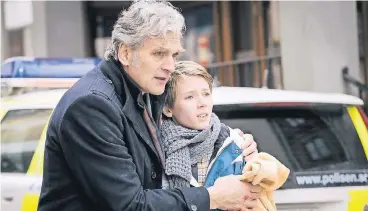  ?? FOTO: ZDF ?? Kommissar Robert (Walter Sittler) hält Kasper (Grim Lohman) schützend im Arm. In der Folge „In einem kalten Land“geht es um das tödliche Ende einer Geiselnahm­e.