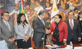  ??  ?? Por parte de la comisión de entrega participar­on en la reunión Guillermo Orozco, secretario de Gobierno; Eduardo Rovelo, contralor General; Julieta González, titular de la Sefin, y Jorge Silva, Oficial Mayor.