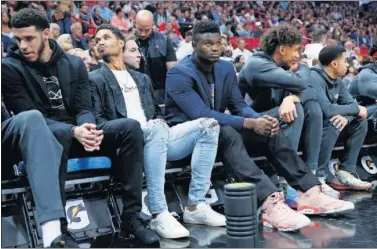  ??  ?? Lonzo Ball, Josh Hart, Zion Williamson, Jaxson Hayes y Alexander-Walker, en el banquillo de los Pelicans.