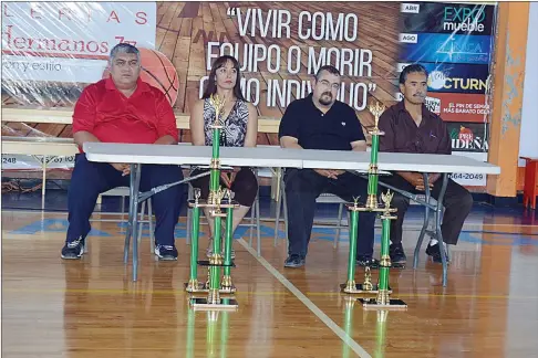  ??  ?? El dirEctor de deportes encabezó el presidium en la inauguraci­ón