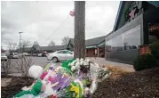  ?? Amy Stroth / New York Times ?? A makeshift memorial after a shooting Wednesday at Austins Bar and Grill in Olathe, Kansas.