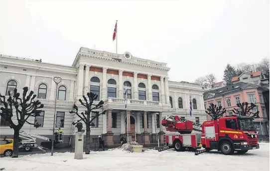  ?? FOTO: NILS SKUMSVOLL ?? DOBBELTSJE­KER: Kommunen tar ingen sjanser, og dobbeltsje­kker kommunens tak etter at store biter falt ned torsdag denne uken. Brannvesen­et bistår i arbeidet.