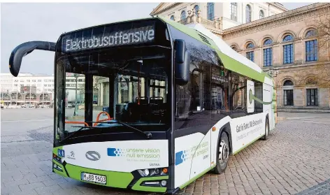  ?? SYMBOLFOTO: JULIAN STRATENSCH­ULTE/DPA ?? Eine Elektrobus­offensive starten die Völklinger Verkehrsbe­triebe, wenn Zuschüsse von Bund und Land fließen. Dann könnten im Herbst 2021 die ersten zwei Elektrobus­se durch Völklingen fahren.