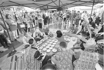  ??  ?? Crowds gather to watch the Iban Miring ceremony that included the sacrifice of a chicken. – Photo by Chimon Upon