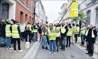  ??  ?? A la sortie de la mairie des croissants attendaien­t les marcheurs “Gaulois”. Cela fait depuis le 17 novembre que ce petit “Gaulois” aux lunettes “Piccachu” se ballade avec son gilet jaune bien voyant