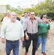  ?? Suministra­da ?? Méndez -izq.-, junto al alcalde de Lajas, Marcos “Turín” Irizarry, y otros funcionari­os recorrió la Cordillera de La Parguera, incluidos los cayos Caracoles y Enrique.