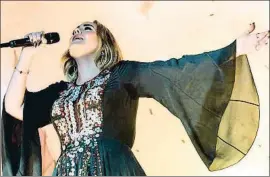 ?? INSTAGRAM ?? Adele, con el vestido de Chloé en el festival de Glastonbur­y del 2016