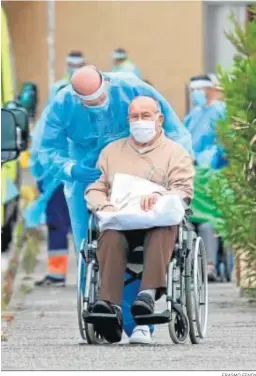  ?? ERASMO FENOY ?? Una persona es trasladada por un sanitario en una residencia de Cádiz.