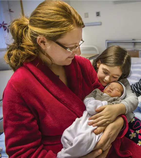  ??  ?? BABYLYCKA. Mirela, Naomi och Sorin Murariu myser med familjens tillökning. Amedeea föddes klockan 01.05 på nyårsnatte­n och blev därmed det första bar-net som föddes på Näl under 2018.