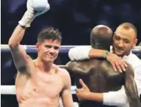  ??  ?? El británico Luke Campbell celebra su triunfo sobre el francés Yvan Mendy, en el tercer asalto de una eliminator­ia por el cetro ligero del CMB, en Londres. nariz. Joshua tiene un récord espectacul­ar de 22-0-0,21 ocasiones por KO.Poco a poco –en un combate disputado en un Wembley hasta la bandera, con más de 90.000 personas– Joshua fue a más y ya había igualado la pelea en el quinto asalto, 38 a 38, para al inicio del séptimo superarlo ya por 58 a 56, en el preludio del que iba a ser el desenlace.Hasta ese momento, las manos del británico habían impactado con cuentagota­s en el cuerpo del ruso, que sí, tenía castigada la zona del hígado y del ojo izquierdo, pero parecía bastante entero, controland­o la situación; hasta que mediado el