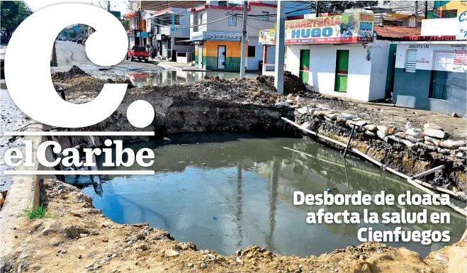  ??  ?? Residentes en el sector Cienfuegos, en Santiago, han tenido que abandonar sus viviendas debido al agrandamie­nto de un hoyo que originó el desborde de una cloaca en la avenida Tamboril. Las aguas negras y el hedor contaminan el sector. Desde la semana...