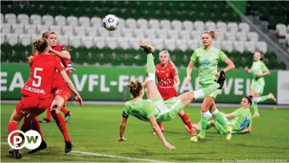  ??  ?? Wolfsburg's Alexandra Popp scores a spectacula­r overhead kick.