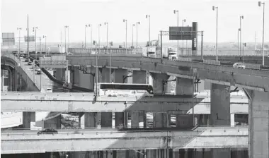  ?? DARIO AYALA/ GAZETTE FILES ?? A view of the Turcot Interchang­e in Montreal. Two ramps will close for long-planned repairs on Monday.