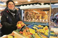  ?? FOTO: HPAW ?? Ingrid Walodis vom Carslplatz weiß, welches Obst zum Weihnachts­menü passt. Granatapfe­l im Salat schmeckt zum Beispiel super zum fettigen Braten.